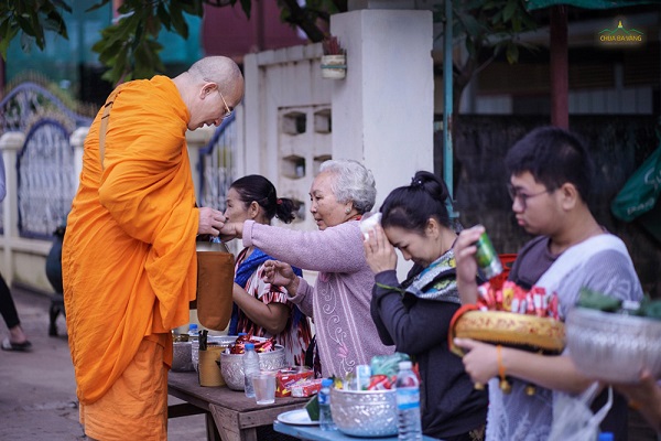 Tai nhung cac cung duong thanh pho pakse tinh champasak nuoc lao su phu thich truc thai minh tho nhan vat pham va cau nguyen phuc lanh cho thi chu cung duong 1135